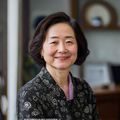 林晓薇教授，国家二级心理咨询师，短发知性女性，专注家庭动力学研究逾十年，在明亮咨询室内微笑拍照